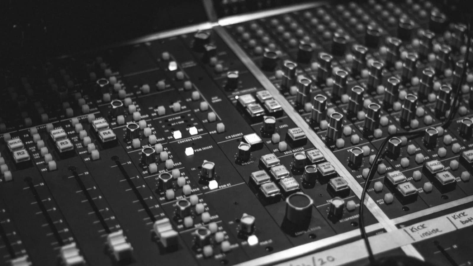 Channel Strip: A História da Ferramenta Que Mudou o Fluxo da Mixagem